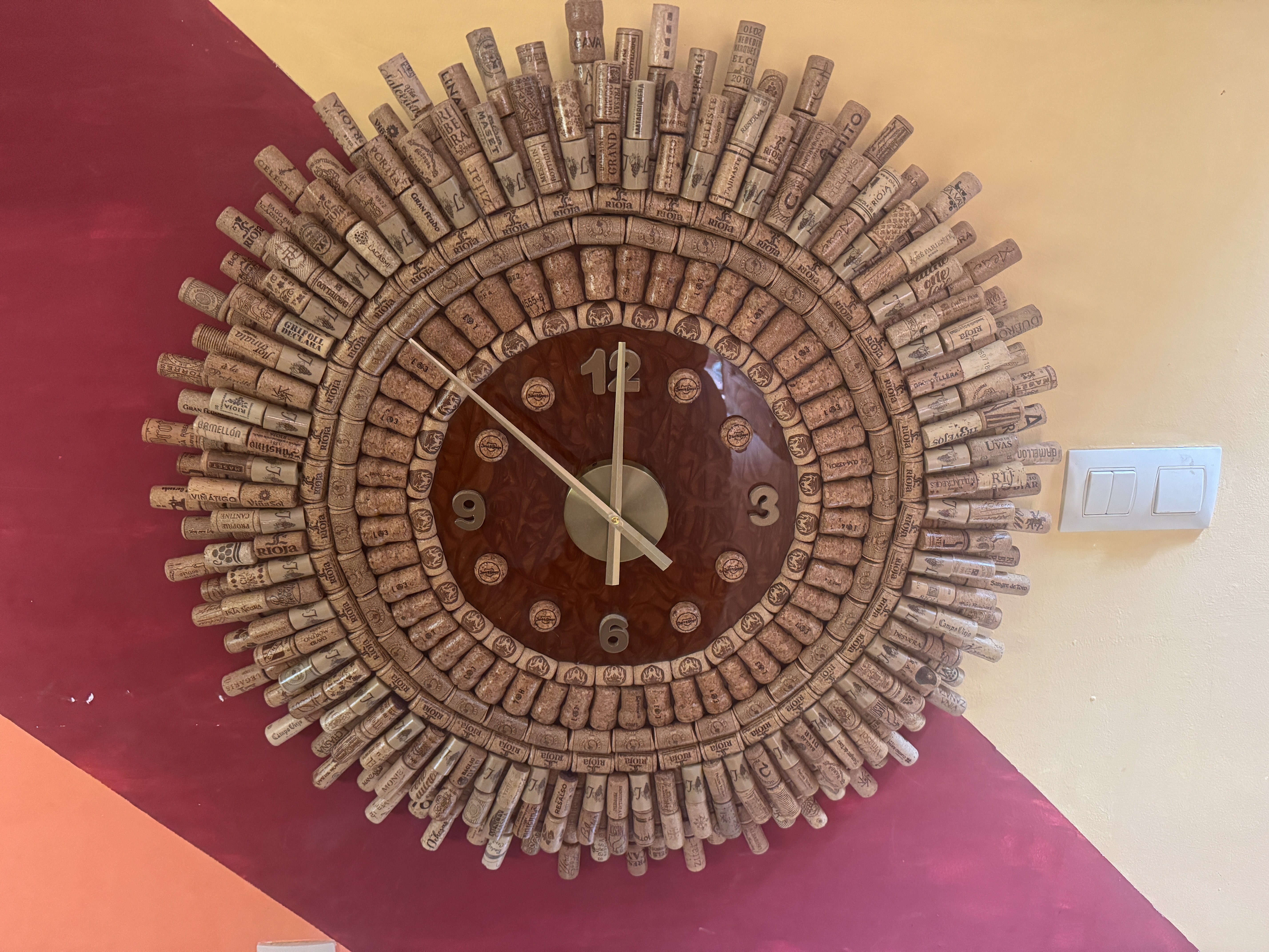 Reloj de pared de corchos y resina epoxi