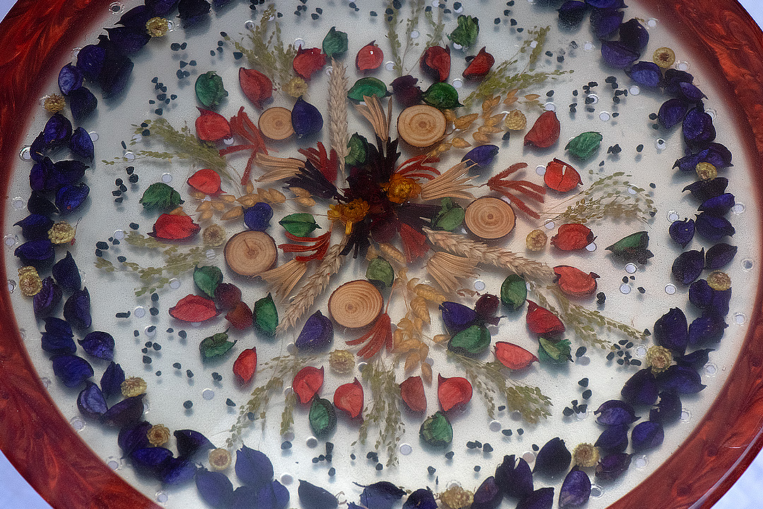 Mesita redonda con flores con resina epoxi